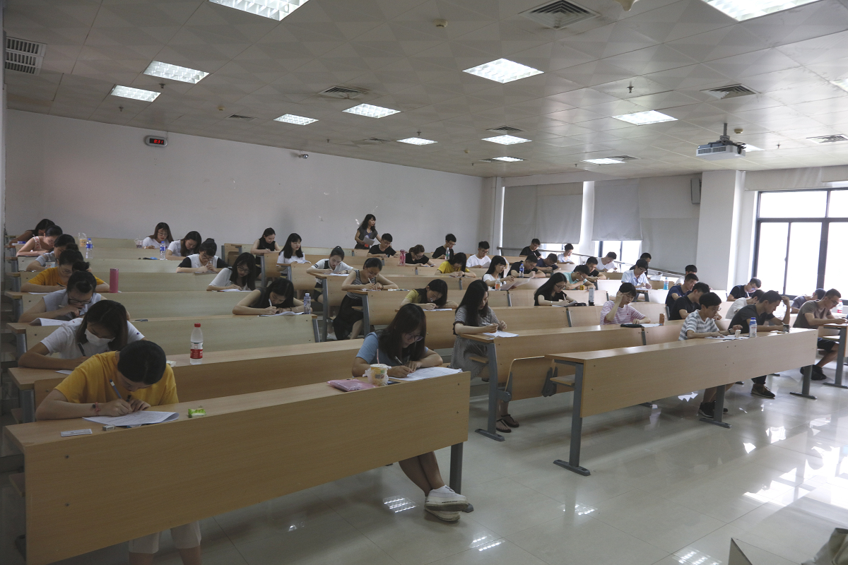 我院进入期末考试周,院领导巡视各教学楼考场