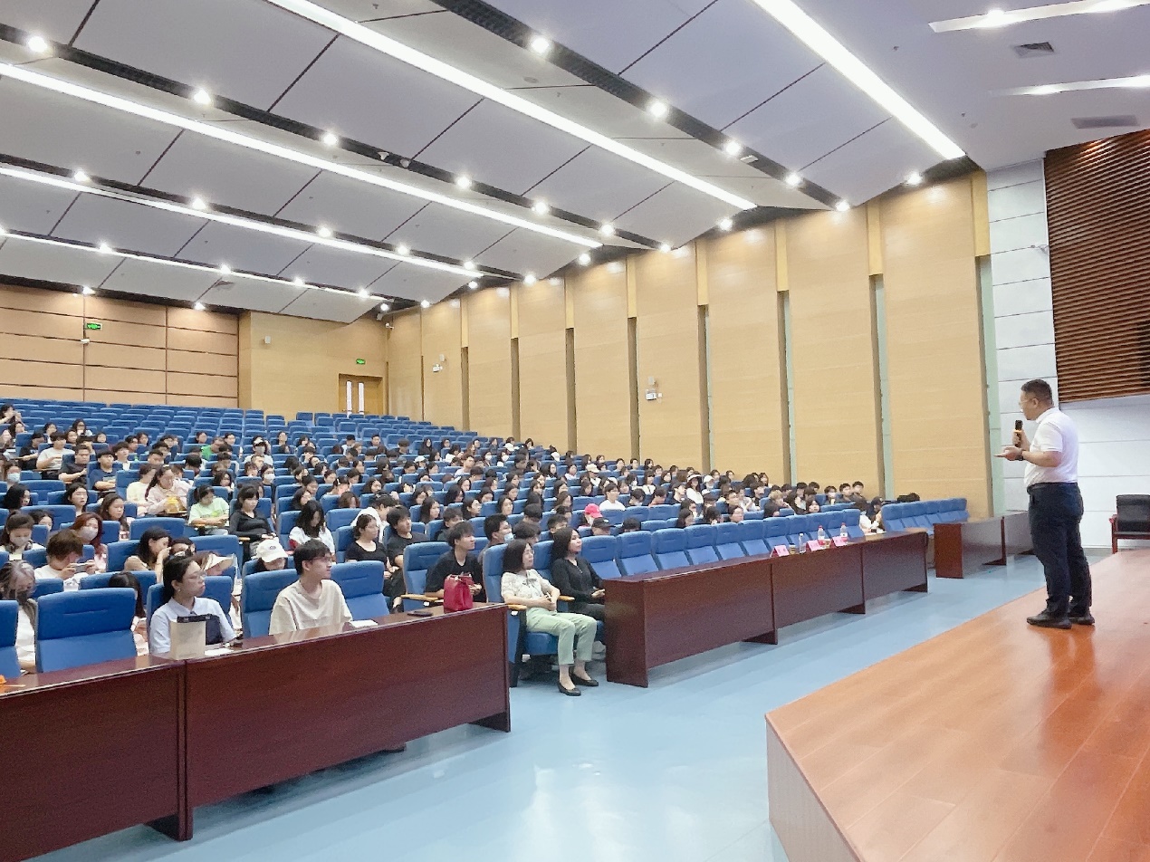 说明: 人们在看台上的人在房间里中度可信度描述已自动生成